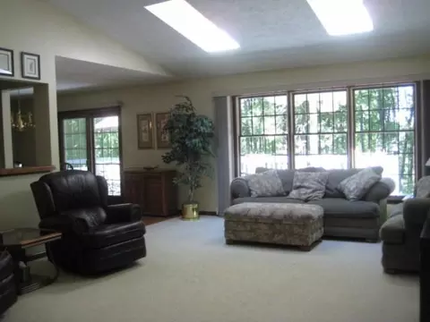 1008 Elmwood, Dewitt, MI 48820 photo 2