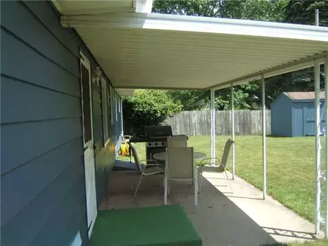 806 E Mcconnell St, Saint Johns, MI 48879 photo 5