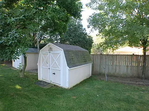 1433 Franklin St, Haslett, MI 48840 photo 5
