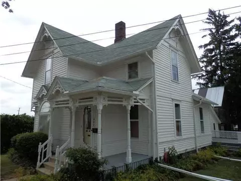207 E Walker St, Saint Johns, MI 48879 photo 2