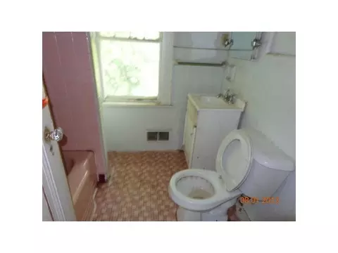 921 Everett Dr, Lansing, MI 48915 photo 3