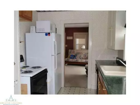 228 E Syringa Dr, Lansing, MI 48910 photo 2