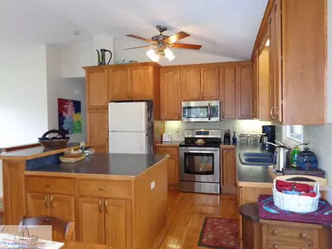 3706 Stoneleigh Dr, Lansing, MI 48910 photo 6