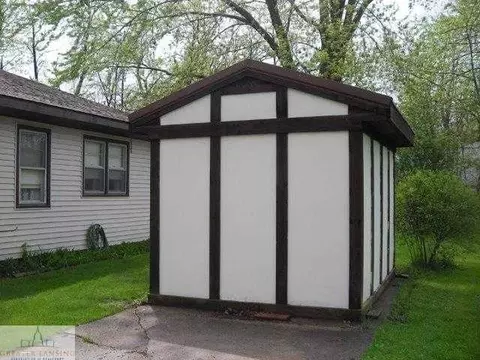 5705 Shaw St, Haslett, MI 48840 photo 2