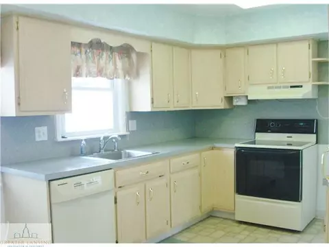 915 Tchell, Lansing, MI 48917 photo 4