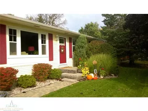 1005 E Walker St, Saint Johns, MI 48879 photo 2