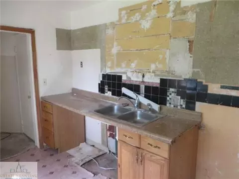 612 Everett Dr, Lansing, MI 48912 photo 3