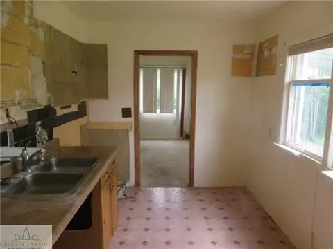 612 Everett Dr, Lansing, MI 48912 photo 2