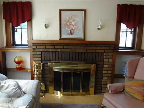 439 Everett Dr, Lansing, MI 48915 photo 3