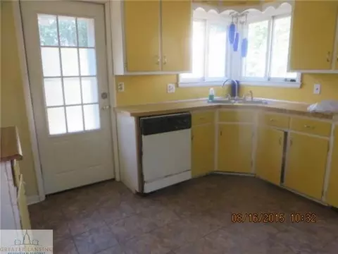 911 Pendleton Dr, Lansing, MI 48917 photo 2