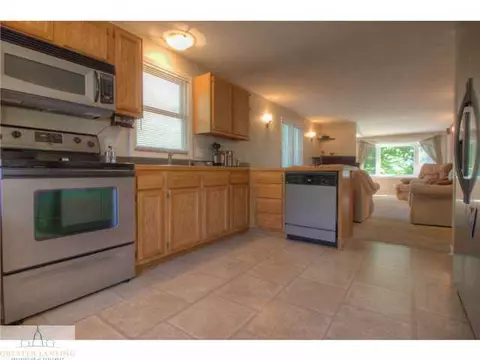 561 Kendon Dr, Lansing, MI 48910 photo 3