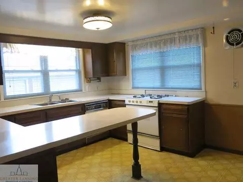 1915 E Willard Ave, Lansing, MI 48910 photo 8