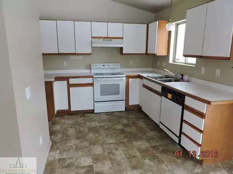 3306 Cooley Dr, Lansing, MI 48911 photo 2