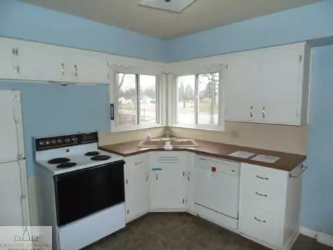 644 Kendon Dr, Lansing, MI 48910 photo 2