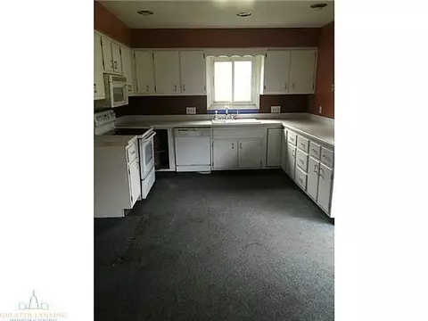 826 Maycroft Rd, Lansing, MI 48917 photo 2