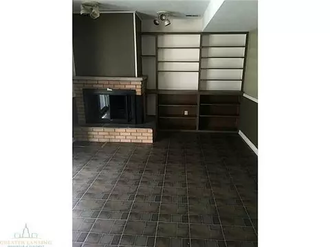 826 Maycroft Rd, Lansing, MI 48917 photo 3
