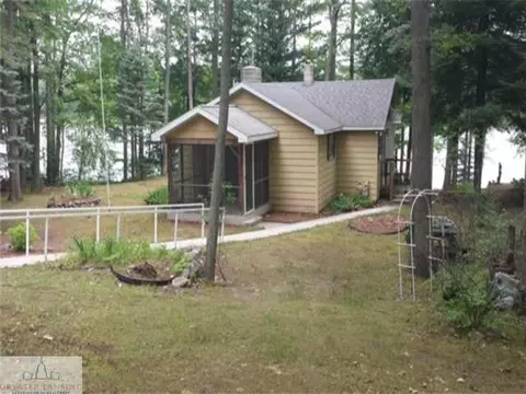 3237 Lakeview Dr, Harrison, MI 48625 photo 2