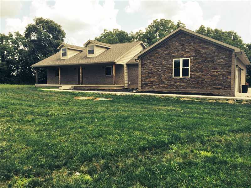 215 E Maple St, Roachdale, IN 46172 photo 2