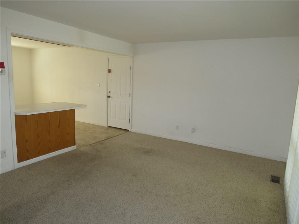 2733 Streamside Dr, Columbus, IN 47203 photo 2