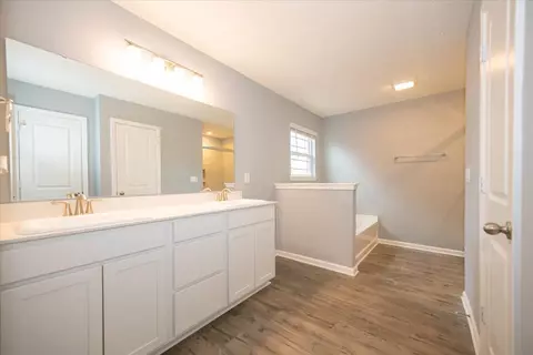 Bath - 161 Waterford Ct, Pendleton, IN 46064 photo 2 of 5
