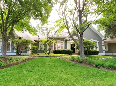 9323 Sullivan Pl, Zionsville, IN 46077