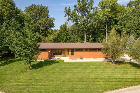 2268 Maple Grove Ln, Terre Haute, IN 47803