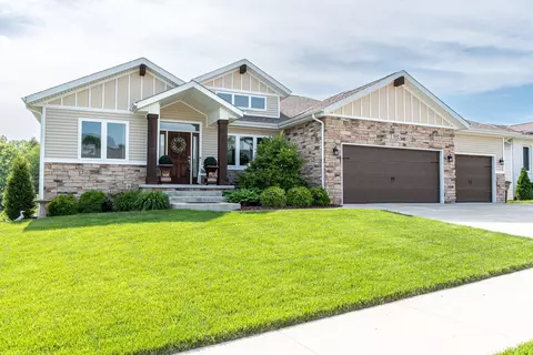 1512 Maple Ridge Ct, Columbus, IN 47201