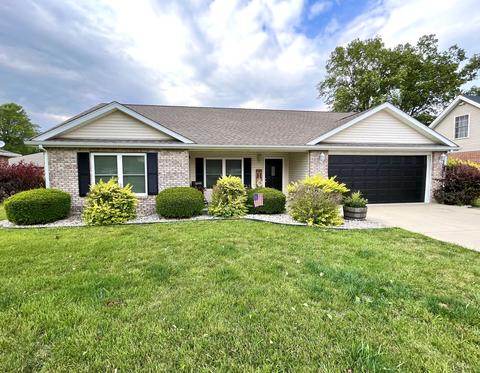 1301 Pin Oak Dr, Seymour, IN 47274