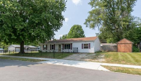 10 Sunset Mnr, Mooresville, IN 46158