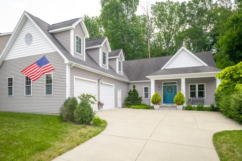 5600 Treeline Dr, Columbus, IN 47201