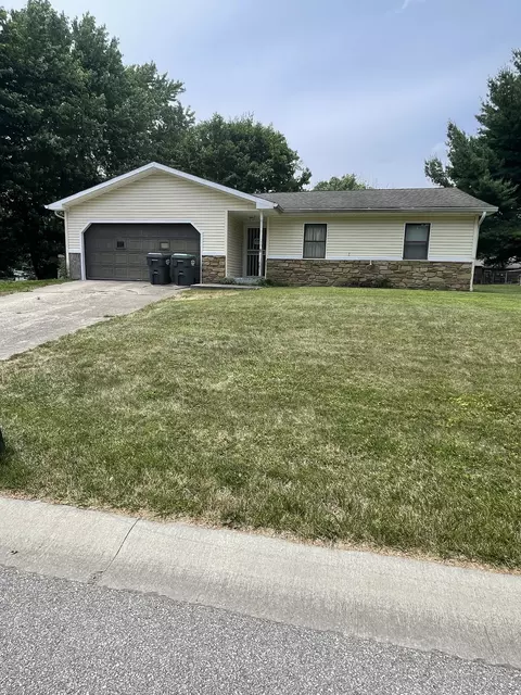 944 Stonegate Rd, Greenwood, IN 46142