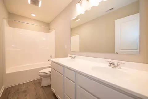 Bath - 7725 Rolling Green Dr, Plainfield, IN 46168 photo 5 of 5