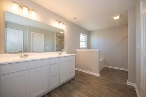 Bath - 7725 Rolling Green Dr, Plainfield, IN 46168 photo 2 of 5