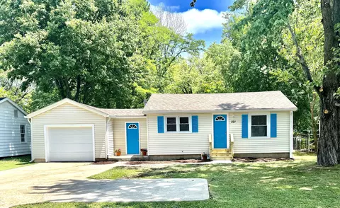 221 Della Rd, Columbus, IN 47203