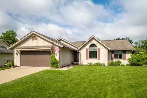 2938 Silver Fox Dr, Columbus, IN 47203