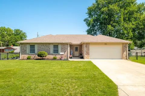 1052 Holly Dr, Seymour, IN 47274