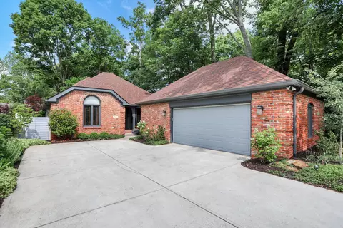 496 N Maple St, Zionsville, IN 46077