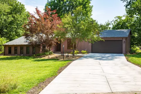 4028 Summit Ridge Dr, Greenwood, IN 46142