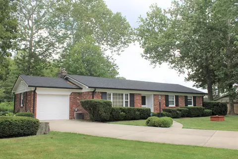 635 Sycamore Ct, Zionsville, IN 46077