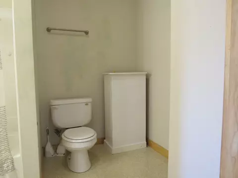 Bath - 827 Harrison St, Covington, IN 47932 photo 2 of 3