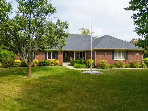 220 Innisbrooke Dr, Greenwood, IN 46142