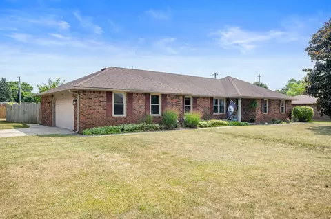 4201 Roundhill Dr, Anderson, IN 46013