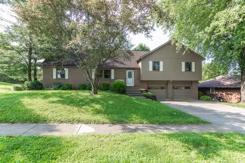 807 Countryside Ln, Columbus, IN 47201