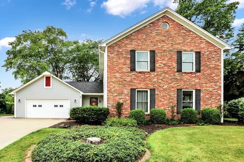 107 Creekside Ln, Fishers, IN 46038