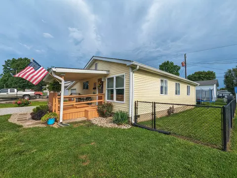 820 E 10th St, Rushville, IN 46173