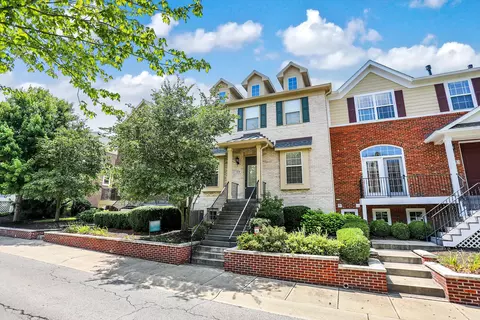216 Manchester Dr, Zionsville, IN 46077