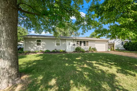 631 Circle Ct, New Whiteland, IN 46184