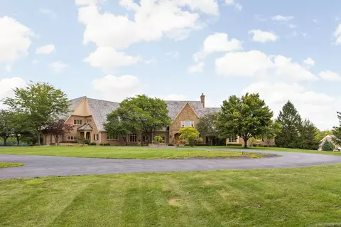 8835 Foxland Run, Zionsville, IN 46077