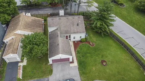 869 Woodcross Ct, Avon, IN 46123