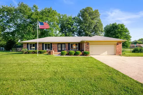 814 Briarwood Dr, Greenwood, IN 46142